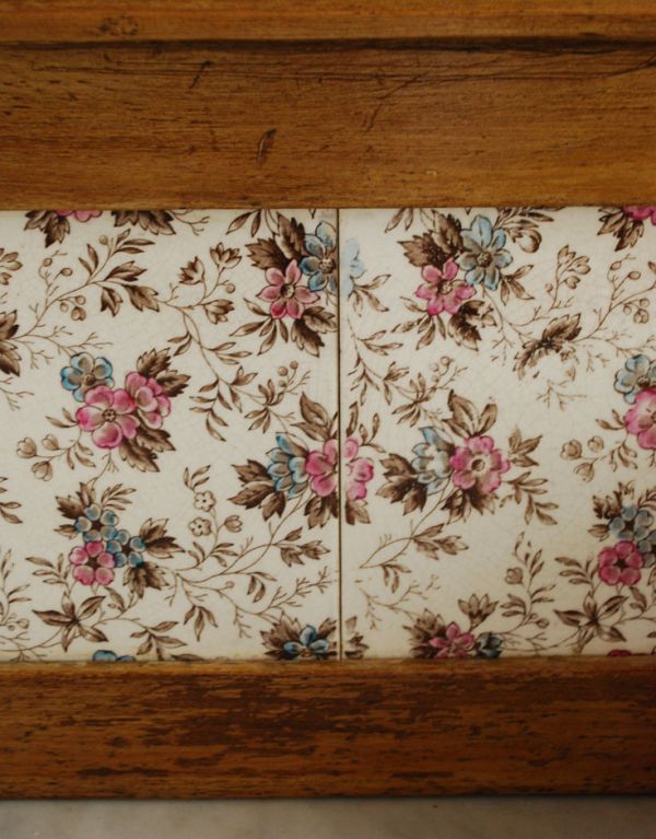 アンティークのキャビネット アンティーク家具 アンティークのイギリスの家具、タイルが可愛いパイン材のウォッシュスタンド(洗面台)。流行に関係なく飽きの来ない美しさ。(k-1057-f)