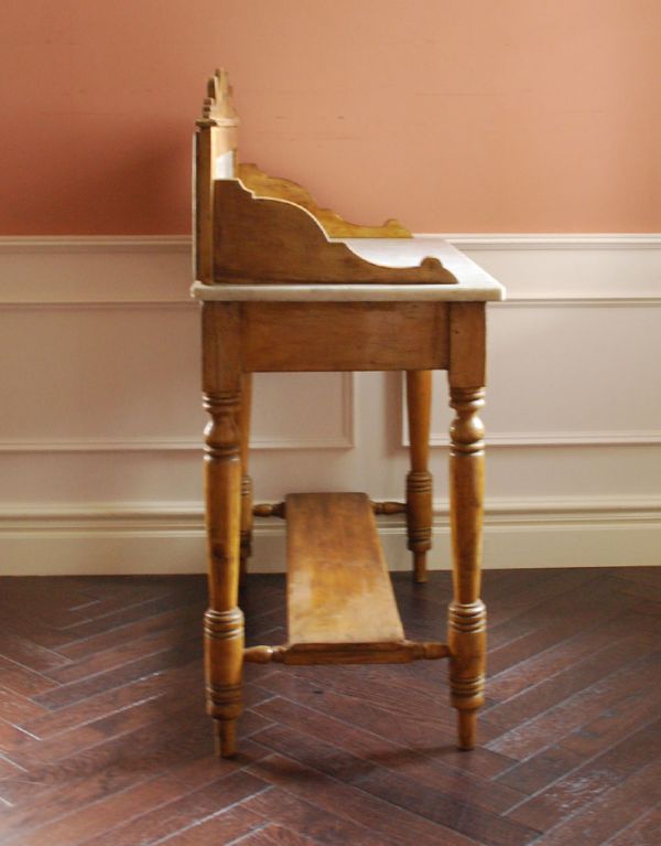 アンティークのキャビネット アンティーク家具 アンティークのイギリスの家具、タイルが可愛いパイン材のウォッシュスタンド(洗面台)。奥行きはそれほどないので、お部屋に圧迫感もなく使いやすいです。(k-1057-f)