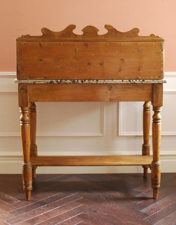 アンティークのキャビネット アンティーク家具 アンティークのイギリスの家具、タイルが可愛いパイン材のウォッシュスタンド(洗面台)。きちんとメンテナンスしているので、裏側もキレイな状態です。(k-1057-f)