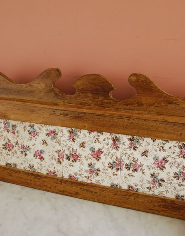 アンティークのキャビネット アンティーク家具 アンティークのイギリスの家具、タイルが可愛いパイン材のウォッシュスタンド(洗面台)。トップには装飾があります。(k-1057-f)