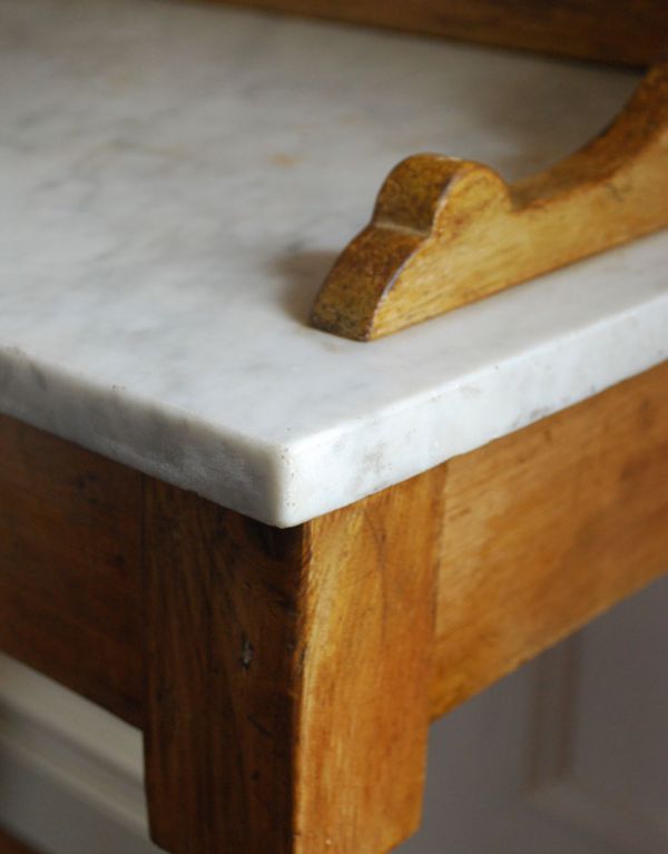 アンティークのキャビネット アンティーク家具 アンティークのイギリスの家具、タイルが可愛いパイン材のウォッシュスタンド(洗面台)。角もキレイな状態です。(k-1057-f)