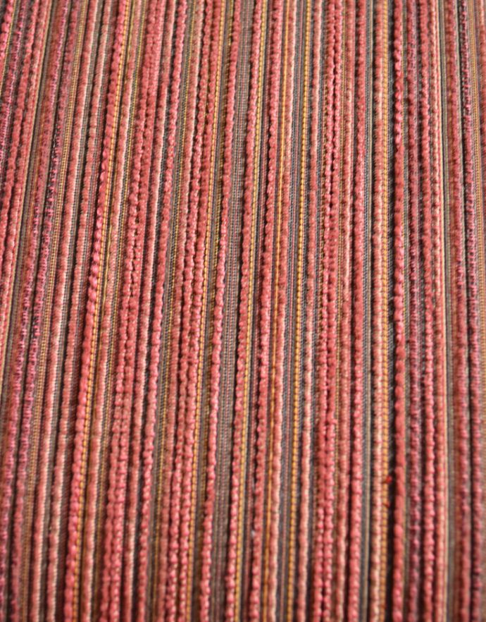 マホガニー材 アンティーク チェア 背もたれの装飾がなんとも美しいナーシングチェア、アンティーク英国椅子。座り心地がいいクッション付きの座面。(k-1058-c)