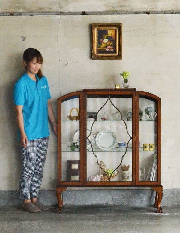 アンティークのキャビネット アンティーク家具 英国のアンティーク家具、大きな美しいガラスキャビネット(ショーケース)。ショーケースのように、お気に入りの雑貨や食器を並べてみましょう。(k-1058-f)