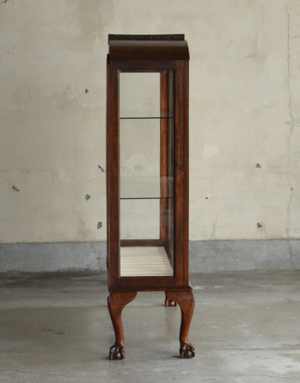 アンティークのキャビネット アンティーク家具 英国のアンティーク家具、大きな美しいガラスキャビネット(ショーケース)。サイドもガラスなので、どこから見ても美しいです!しっかり作られているので、安心してお使いいただけます。(k-1058-f)