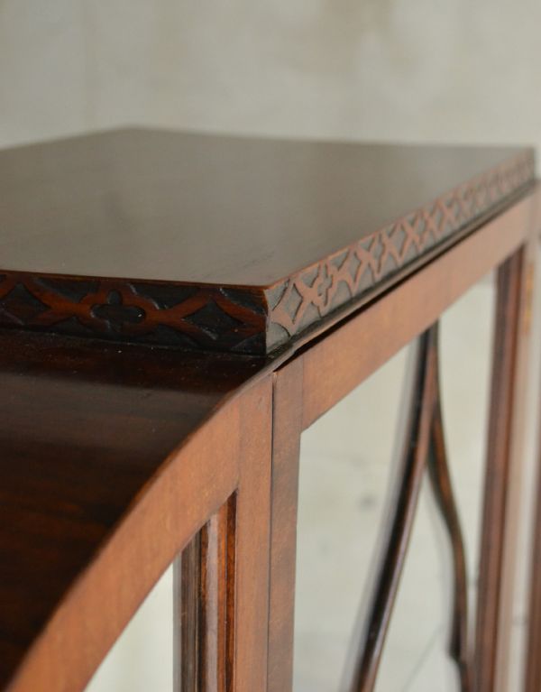 アンティークのキャビネット アンティーク家具 英国のアンティーク家具、大きな美しいガラスキャビネット(ショーケース)。トップにはポイントになる繊細な装飾です。(k-1058-f)