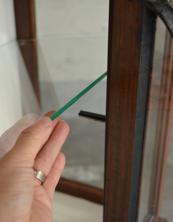 アンティークのキャビネット アンティーク家具 英国のアンティーク家具、大きな美しいガラスキャビネット(ショーケース)。ガラスの棚板は可動です。(k-1058-f)