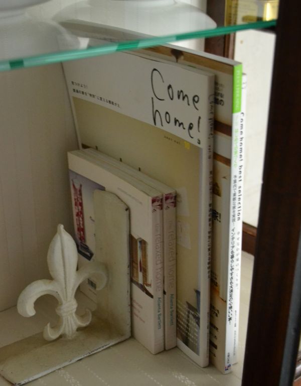 アンティークのキャビネット アンティーク家具 英国のアンティーク家具、大きな美しいガラスキャビネット(ショーケース)。雑誌も立てて収納できます。(k-1058-f)