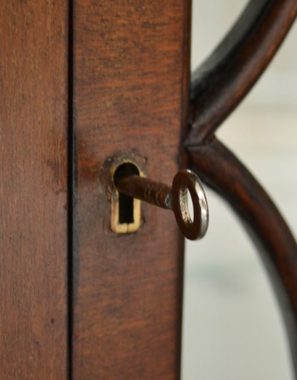 アンティークのキャビネット アンティーク家具 英国のアンティーク家具、大きな美しいガラスキャビネット(ショーケース)。アンティークの風合いたっぷりの鍵穴がアクセントになっています。(k-1058-f)