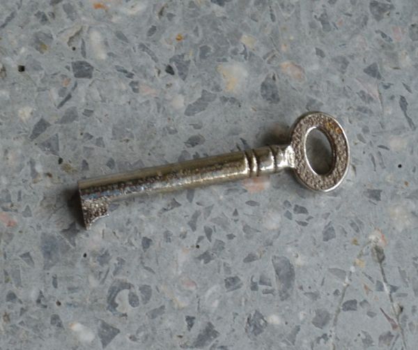 アンティークのキャビネット アンティーク家具 英国のアンティーク家具、大きな美しいガラスキャビネット(ショーケース)。アンティークの鍵をいっしょにお届けします。(k-1058-f)