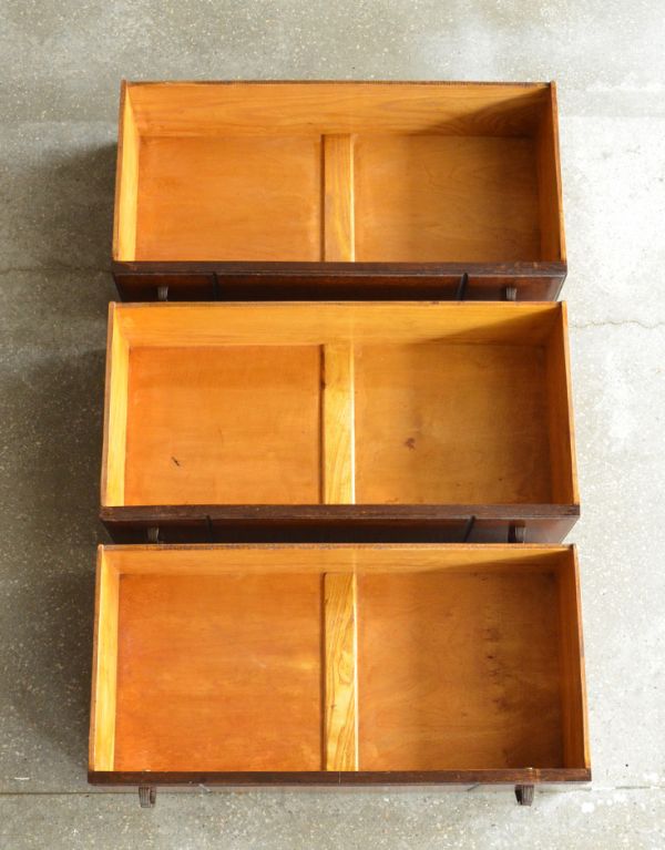 サイドバイサイド　アンティーク家具　アーチの棚が素敵なアンティーク家具、英国のビューローブックケース（本棚とデスク）。引き出しは３杯付いています。(k-1059-f)