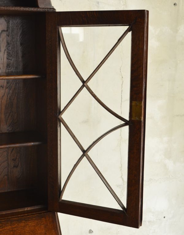 サイドバイサイド　アンティーク家具　アーチの棚が素敵なアンティーク家具、英国のビューローブックケース（本棚とデスク）。装飾の入った大きなガラスです。(k-1059-f)