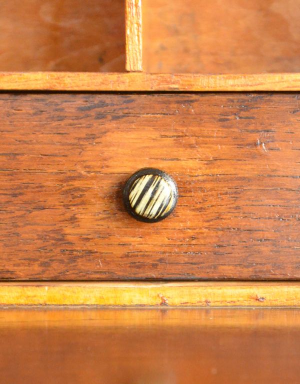 サイドバイサイド　アンティーク家具　アーチの棚が素敵なアンティーク家具、英国のビューローブックケース（本棚とデスク）。ビューロー内の引き出しの取っ手です。(k-1059-f)