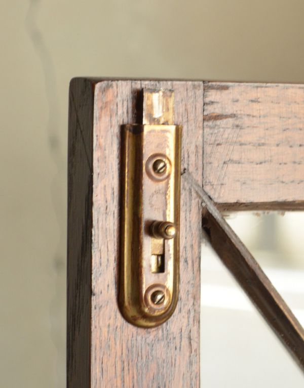 サイドバイサイド　アンティーク家具　アーチの棚が素敵なアンティーク家具、英国のビューローブックケース（本棚とデスク）。扉に当時の金具が残っていました。(k-1059-f)