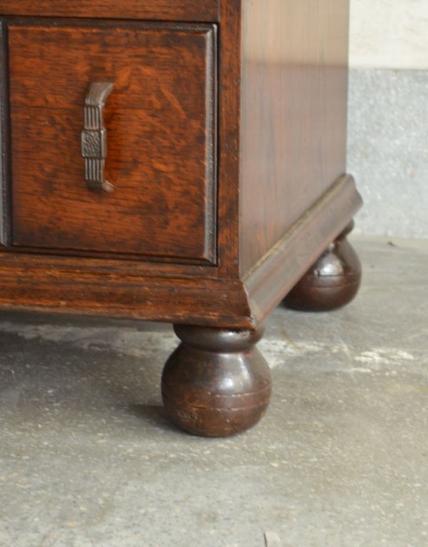 サイドバイサイド　アンティーク家具　アーチの棚が素敵なアンティーク家具、英国のビューローブックケース（本棚とデスク）。安定感のある脚がしっかり支えます。(k-1059-f)