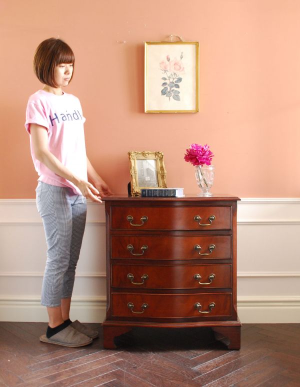 アンティーク家具 マホガニー材のリッチなアンティーク家具、英国のおしゃれなチェスト。高級感があって女性らしい優しいシルエット。(k-1060-f)