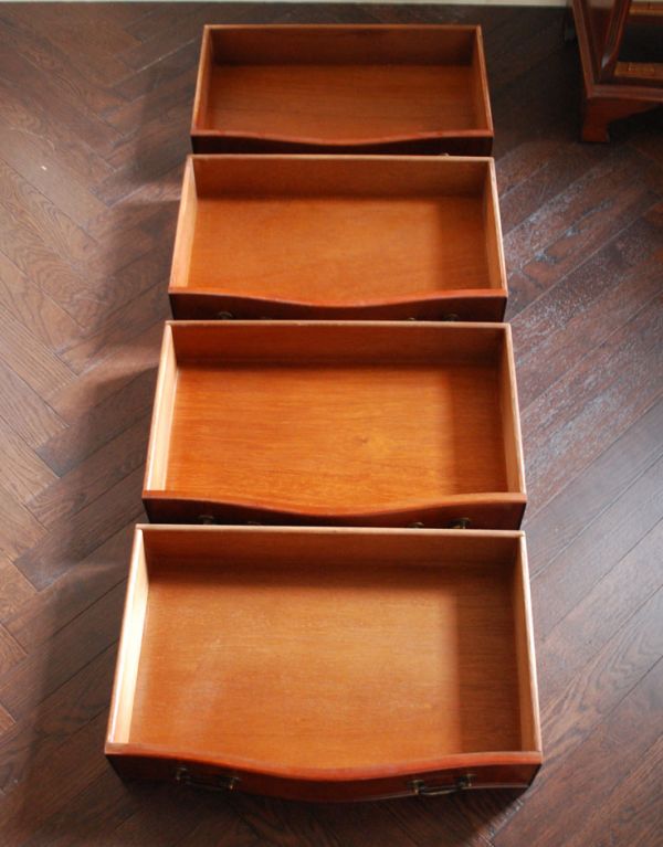 アンティーク家具 マホガニー材のリッチなアンティーク家具、英国のおしゃれなチェスト。引き出しは4杯。(k-1060-f)