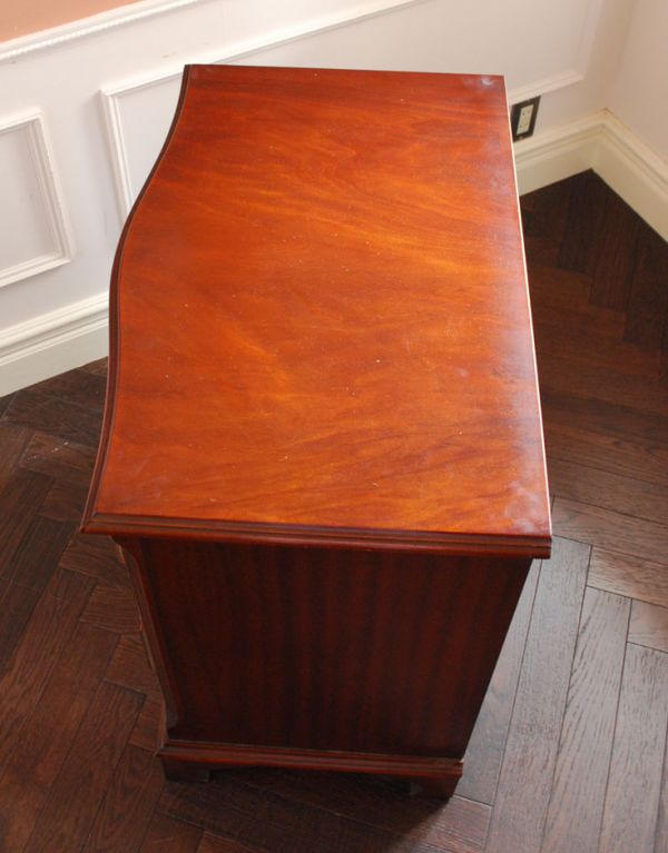 アンティーク家具 マホガニー材のリッチなアンティーク家具、英国のおしゃれなチェスト。天板も木目がキレイです。(k-1060-f)