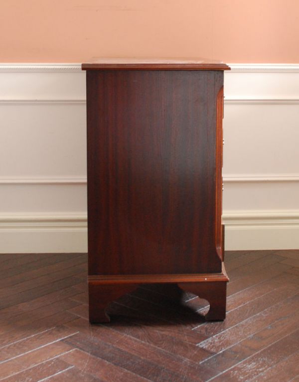 アンティーク家具 マホガニー材のリッチなアンティーク家具、英国のおしゃれなチェスト。サイドから見ても絵になります。(k-1060-f)