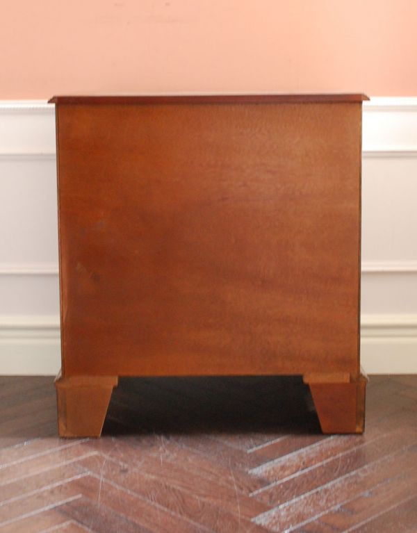 アンティーク家具 マホガニー材のリッチなアンティーク家具、英国のおしゃれなチェスト。しっかりメンテナンスしているので、裏側もキレイです。(k-1060-f)