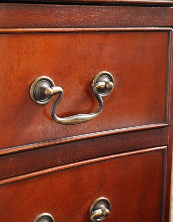 アンティーク家具 マホガニー材のリッチなアンティーク家具、英国のおしゃれなチェスト。ハンドル形のオシャレな取っ手です。(k-1060-f)