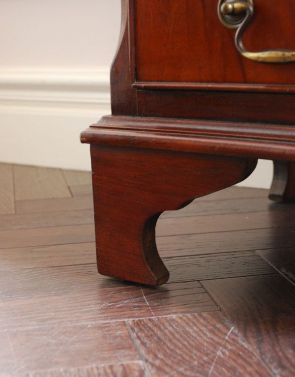 アンティーク家具 マホガニー材のリッチなアンティーク家具、英国のおしゃれなチェスト。彫がキレイな脚です。(k-1060-f)
