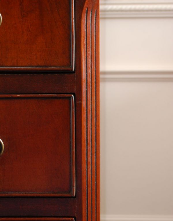 アンティーク家具 マホガニー材のリッチなアンティーク家具、英国のおしゃれなチェスト。サイドもキレイな状態です。(k-1060-f)