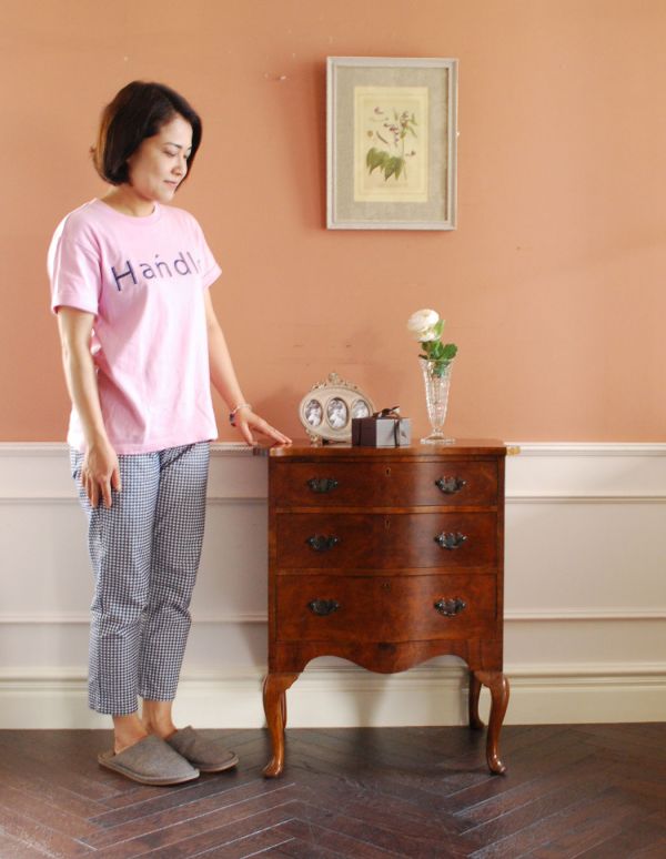 アンティーク家具　高級感のある英国のアンティーク家具、ウォルナット材の小さなチェスト。高級感があって女性らしい優しいシルエット。(k-1062-f)