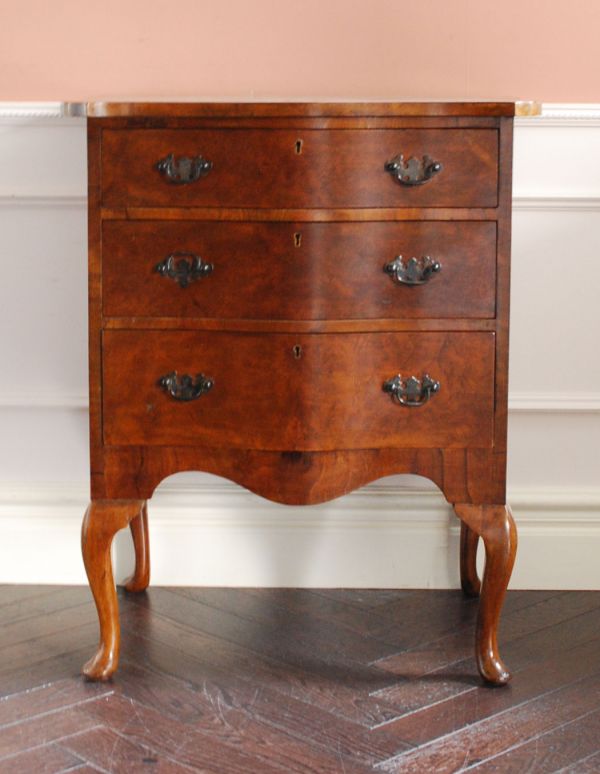 アンティーク家具　高級感のある英国のアンティーク家具、ウォルナット材の小さなチェスト。品のある色合いと木目です。(k-1062-f)