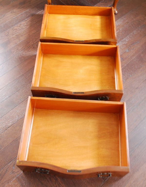 アンティーク家具　高級感のある英国のアンティーク家具、ウォルナット材の小さなチェスト。引き出しは３杯。(k-1062-f)