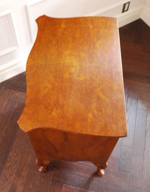 アンティーク家具　高級感のある英国のアンティーク家具、ウォルナット材の小さなチェスト。天板も木目がキレイです。(k-1062-f)