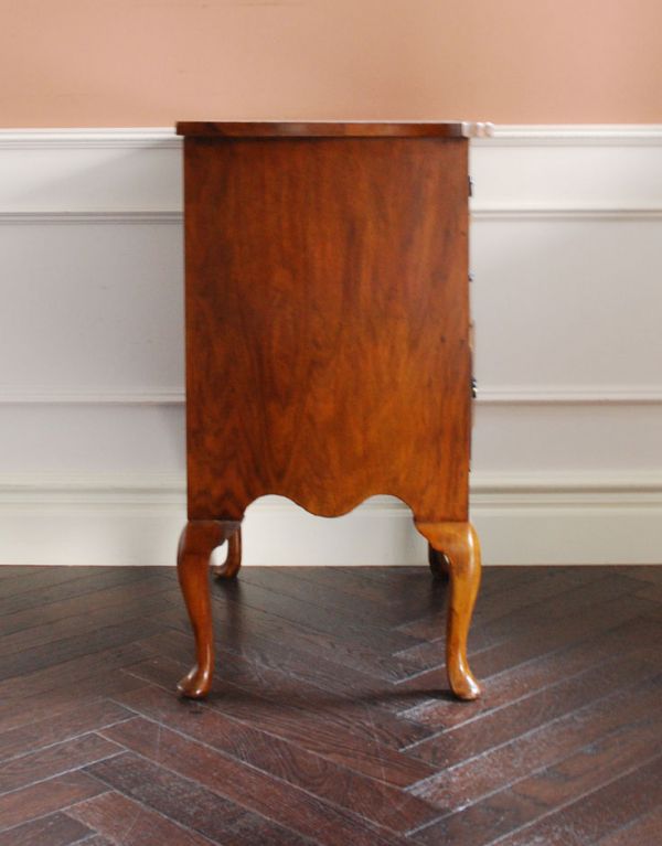 アンティーク家具　高級感のある英国のアンティーク家具、ウォルナット材の小さなチェスト。サイドから見ても絵になります。(k-1062-f)