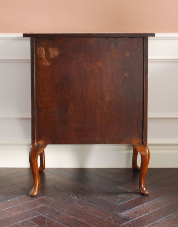 アンティーク家具　高級感のある英国のアンティーク家具、ウォルナット材の小さなチェスト。しっかりメンテナンスしているので、裏側もキレイです。(k-1062-f)