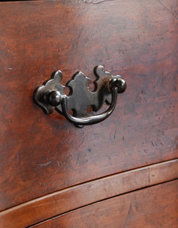 アンティーク家具　高級感のある英国のアンティーク家具、ウォルナット材の小さなチェスト。アンティークの装飾がオシャレな取っ手です。(k-1062-f)