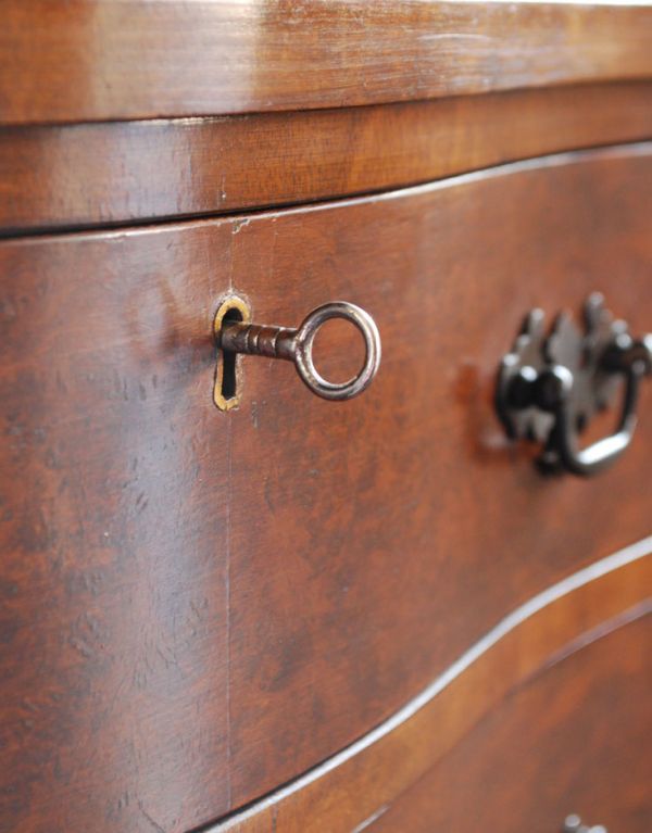 アンティーク家具　高級感のある英国のアンティーク家具、ウォルナット材の小さなチェスト。引き出しには鍵穴があります。(k-1062-f)