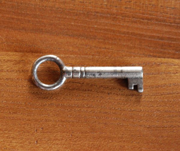 アンティーク家具　高級感のある英国のアンティーク家具、ウォルナット材の小さなチェスト。アンティークのおしゃれな鍵です。(k-1062-f)