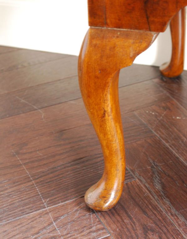 アンティーク家具　高級感のある英国のアンティーク家具、ウォルナット材の小さなチェスト。彫がキレイな脚です。(k-1062-f)