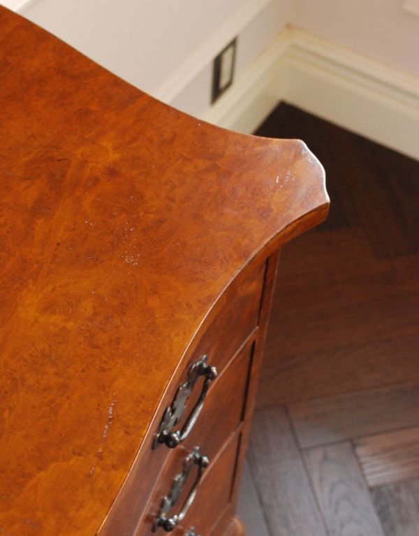 アンティーク家具　高級感のある英国のアンティーク家具、ウォルナット材の小さなチェスト。天板は優雅なカッティングです。(k-1062-f)