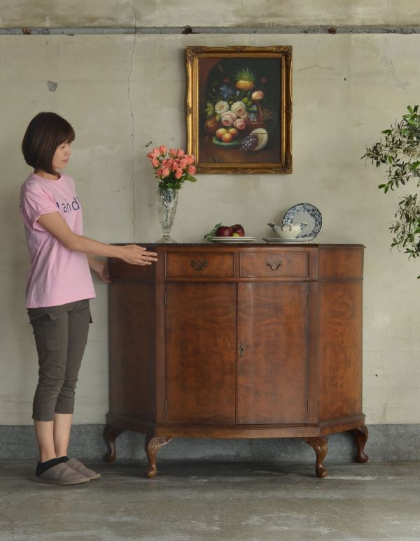 アンティークのキャビネット アンティーク家具 収納が付いているイギリスのアンティーク家具、コンソールキャビネット。珍しいハーフムーンのキャビネット。(k-1064-f)