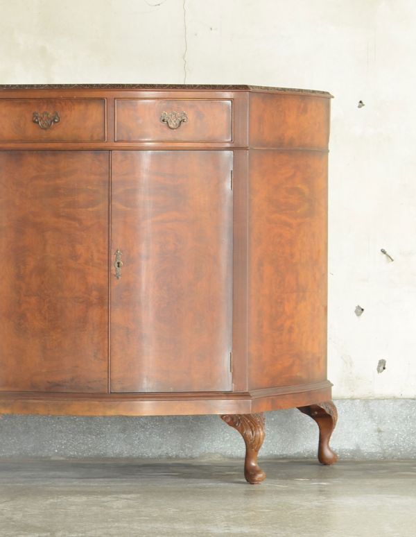 アンティークのキャビネット アンティーク家具 収納が付いているイギリスのアンティーク家具、コンソールキャビネット。木目が美しく、高級感と存在感があります。(k-1064-f)