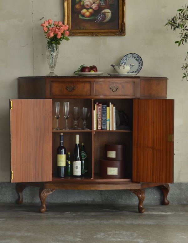 アンティークのキャビネット アンティーク家具 収納が付いているイギリスのアンティーク家具、コンソールキャビネット。棚板があるので整理しやすいです。(k-1064-f)