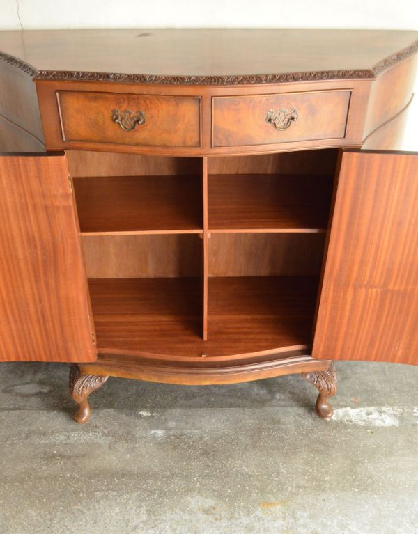 アンティークのキャビネット アンティーク家具 収納が付いているイギリスのアンティーク家具、コンソールキャビネット。庫内も木肌の茶色です。(k-1064-f)