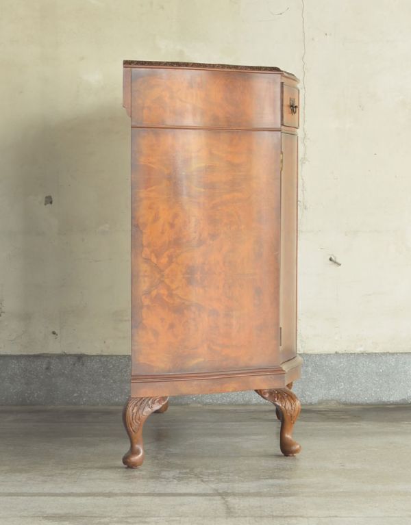 アンティークのキャビネット アンティーク家具 収納が付いているイギリスのアンティーク家具、コンソールキャビネット。緩やかなカーブを描いています。(k-1064-f)