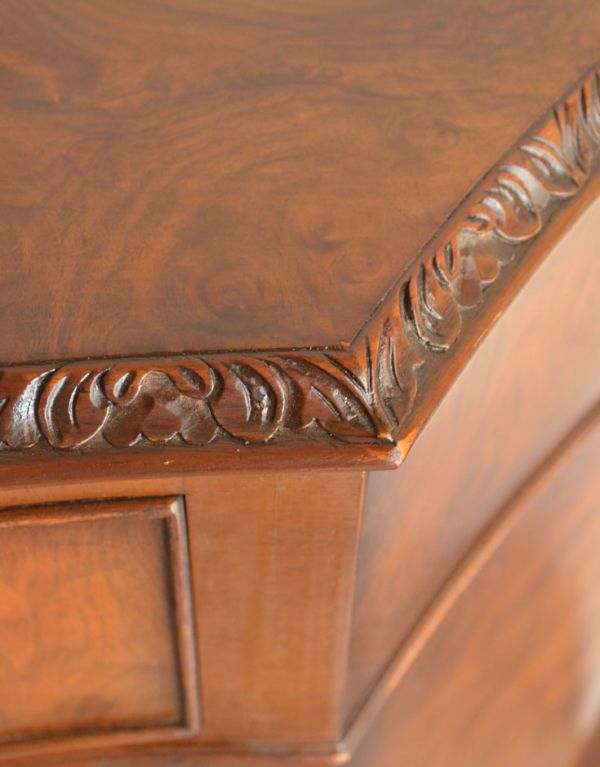 アンティークのキャビネット アンティーク家具 収納が付いているイギリスのアンティーク家具、コンソールキャビネット。天板の縁には植物があしらわれた装飾があります!品があり、どこか和の美しさを感じます。(k-1064-f)