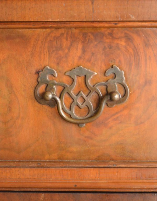 アンティークのキャビネット アンティーク家具 収納が付いているイギリスのアンティーク家具、コンソールキャビネット。アンティークらしい飾り付きの取っ手。(k-1064-f)