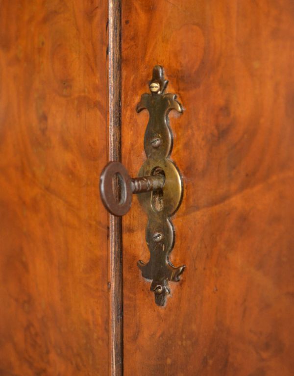 アンティークのキャビネット アンティーク家具 収納が付いているイギリスのアンティーク家具、コンソールキャビネット。鍵穴が付いています。(k-1064-f)