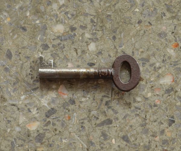 アンティークのキャビネット アンティーク家具 収納が付いているイギリスのアンティーク家具、コンソールキャビネット。アンティークの鍵をいっしょにお届けします。(k-1064-f)