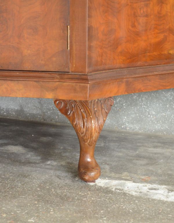 アンティークのキャビネット アンティーク家具 収納が付いているイギリスのアンティーク家具、コンソールキャビネット。彫が入った美しい脚がキャビネットをしっかり支えてくれます。(k-1064-f)