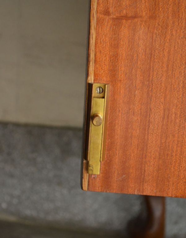 アンティークのキャビネット アンティーク家具 収納が付いているイギリスのアンティーク家具、コンソールキャビネット。こちらは下のストッパーです。(k-1064-f)