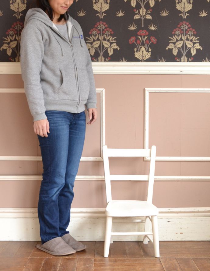 ナチュラルカントリースタイル　アンティーク チェア　ペイントのアンティークチェア、大人も使えるチャイルドチェア。お部屋の片隅に置いて、クッションやバスケットなどを飾ってみてはいかがでしょう？（モデルの身長は160cmです）【 全体 】幅33.5×奥行35×高さ61cm【 座面 】幅29.5×奥行31×高さ27cm。(k-1065-c)