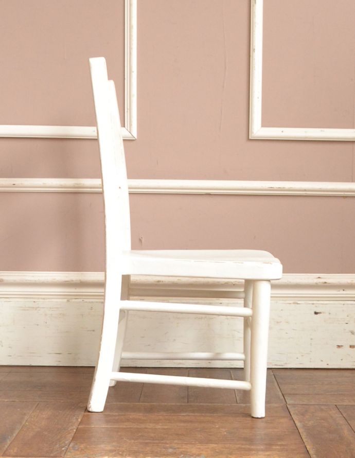 ナチュラルカントリースタイル　アンティーク チェア　ペイントのアンティークチェア、大人も使えるチャイルドチェア。しっかりと支えてくてる背もたれの角度は、長く座っていても疲れません。(k-1065-c)